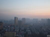 哈尔滨市出现雾霾天气 整座城市被浓雾笼罩