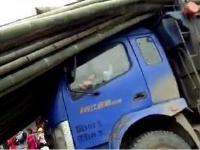 货车载多根十几米长毛竹 突然飞出插入公交车