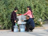 水桶水管齐上阵 济南饮水点变取水点