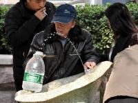 水桶水管齐上阵 济南饮水点变取水点