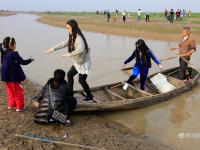 鄱阳湖变大草场 渔民搭桥收过路钱