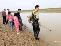 鄱阳湖变大草场 渔民搭桥收过路钱