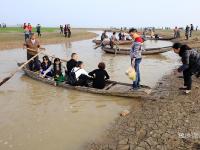 鄱阳湖变大草场 渔民搭桥收过路钱