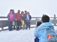 张家界迎入冬首场降雪 银装素裹雪景如画