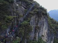 四川彝族新娘爬钢梯嫁进“悬崖村”