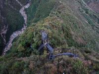 四川彝族新娘爬钢梯嫁进“悬崖村”