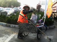 郑州66岁“身价”百万环卫工 每天坚持上街扫地