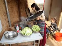 80后姑娘弃城市百万住房 回农村种地住窑洞