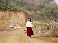 80后姑娘弃城市百万住房 回农村种地住窑洞