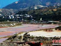 四川凉山一河流现“阴阳河”景观