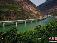  中国国内首条水上生态环保公路现绝美秋景