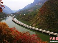  中国国内首条水上生态环保公路现绝美秋景