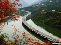  中国国内首条水上生态环保公路现绝美秋景