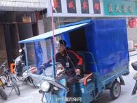 最敬业快递小哥 打着吊瓶送快递