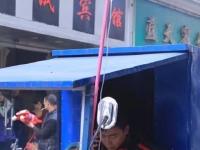 最敬业快递小哥 打着吊瓶送快递