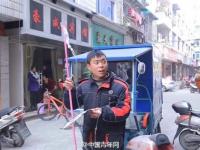 最敬业快递小哥 打着吊瓶送快递