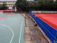 武汉一小学疑有“毒跑道” 家长要求检测