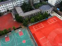 武汉一小学疑有“毒跑道” 家长要求检测
