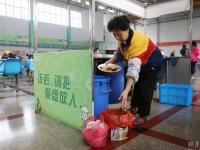 安徽一老人义务劳动11年 换剩饭喂流浪猫狗