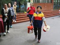 安徽一老人义务劳动11年 换剩饭喂流浪猫狗