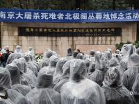 南京大屠杀公祭日 市民雨中肃立车辆停驶