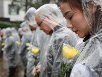 南京大屠杀公祭日 市民雨中肃立车辆停驶