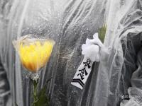 南京大屠杀公祭日 市民雨中肃立车辆停驶