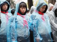南京大屠杀公祭日 市民雨中肃立车辆停驶