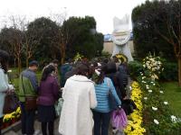 南京大屠杀公祭日 市民雨中肃立车辆停驶