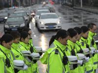 南京大屠杀公祭日 市民雨中肃立车辆停驶