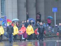 南京大屠杀公祭日 市民雨中肃立车辆停驶