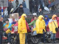 南京大屠杀公祭日 市民雨中肃立车辆停驶