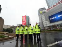 南京大屠杀公祭日 市民雨中肃立车辆停驶