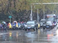 南京大屠杀公祭日 市民雨中肃立车辆停驶