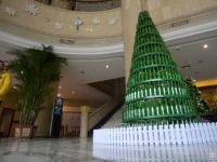 600个啤酒瓶组成的圣诞树亮相湖南 高达4米