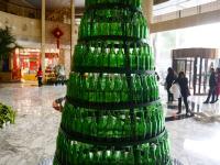 600个啤酒瓶组成的圣诞树亮相湖南 高达4米