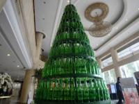 600个啤酒瓶组成的圣诞树亮相湖南 高达4米