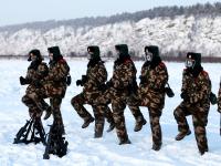 边防官兵极寒天气巡查界江 防止游客迷失
