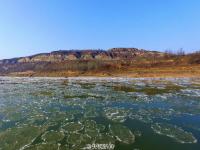 黄河河曲段两岸开始结冰 河道现大面积流凌
