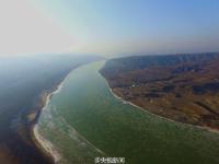 黄河河曲段两岸开始结冰 河道现大面积流凌