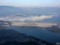 湖北三峡坝区迎晴好天气 现雾龙奔江景观