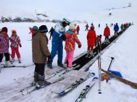新疆阿勒泰学生上滑雪体育课 免费教学
