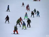 新疆阿勒泰学生上滑雪体育课 免费教学
