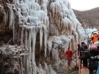 河北保定龙居冰瀑 吸引大量游客前来赏冰