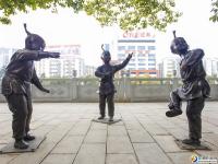 邵水东路新增四组铜雕提升城市韵味