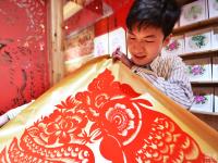 河南洛阳90后小伙剪“百鸡图”迎新年