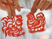 河南洛阳90后小伙剪“百鸡图”迎新年