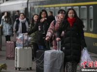 春运临近 车站迎来学生民工返乡客流