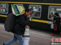 春运临近 车站迎来学生民工返乡客流