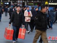 春运临近 车站迎来学生民工返乡客流
